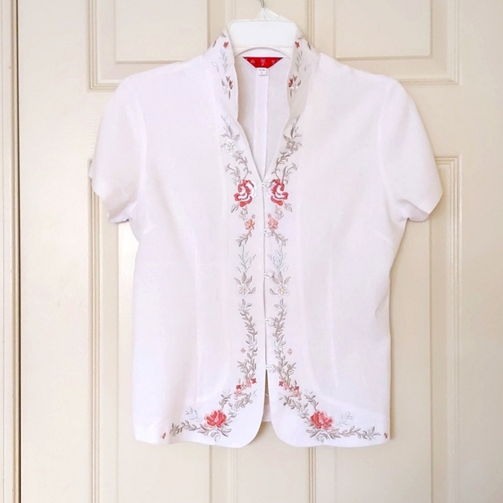 NWOT. Linen and Cotton Top w/Multicolor Embroidered Flowers & Handmade Buttons.